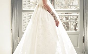 Váy cưới xòe đuôi dài xẻ lưng - Blog Marry