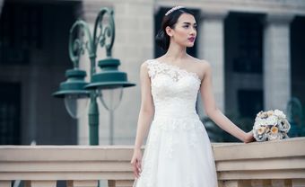 Áo cưới chữ A lệch vai trên nền ren hoa - Blog Marry