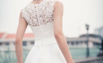 Áo cưới ren tay ngắn lưng đính nút - Blog Marry