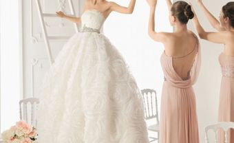 Váy cưới xòe cúp ngực ngang đính hoa hồng - Blog Marry