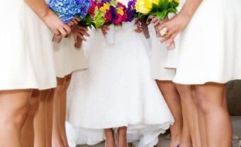 Váy phụ dâu trắng ngắn kết hợp giày màu sắc  - Blog Marry