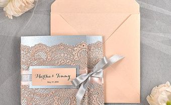 Thiệp cưới ren màu hồng và xám thắt nơ duyên dáng - Blog Marry