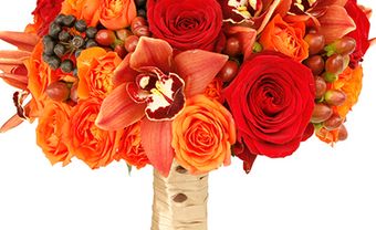 Hoa cưới cầm tay màu đỏ cam kết từ hoa hồng và hoa lan - Blog Marry