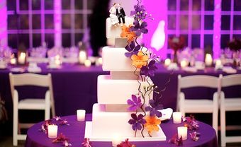 Bánh cưới vuông họa tiết hoa tím và cam độc đáo - Blog Marry