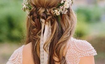 Tóc cưới tết kết ruy băng và vòng hoa lãng mạn - Blog Marry