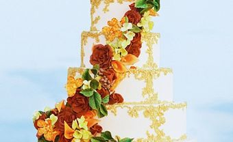 Bánh cưới 5 tầng kết hoa rơi và họa tiết vàng - Blog Marry