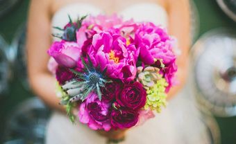 Hoa cưới cô dâu màu hồng tím kết từ hoa mẫu đơn - Blog Marry