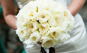 Hoa cưới cầm tay màu trắng kết từ hoa hồng David Austin - Blog Marry