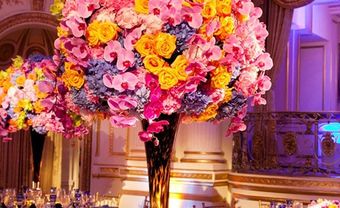 Hoa cưới trang trí rực rỡ kết từ hoa lan và hoa hồng - Blog Marry
