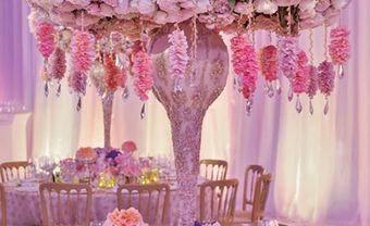 Hoa cưới trang trí bàn tiệc màu hồng kết từ hoa hồng - Blog Marry