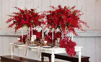 Hoa trang trí màu đỏ kết từ hoa hồng và lan mokara - Blog Marry