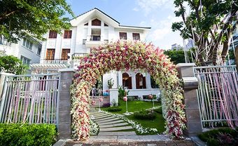 Cổng hoa cưới kết từ hoa lan trắng và hồng - Blog Marry