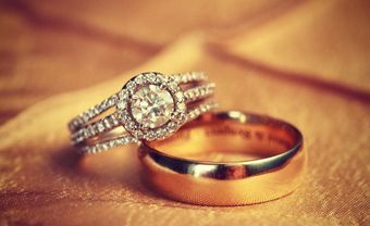 Nhẫn cưới vàng trơn và nhẫn kim cương cầu kỳ - Blog Marry