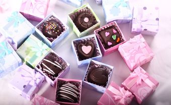 Quà cảm ơn khách mời: Hộp chocolate nhiều màu sắc - Blog Marry