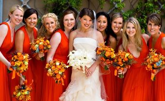 Váy phụ dâu màu cam dáng dài xẻ ngực gợi cảm - Blog Marry