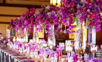 Hoa cưới trang trí bàn tiệc kết từ hoa lan và hoa hồng tím - Blog Marry