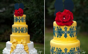 Bánh cưới vàng và xanh navy đính hoa hồng nổi - Blog Marry