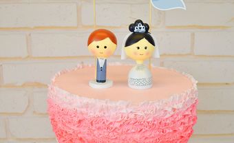 Bánh cưới màu hồng trang trí tượng cô dâu chú rể - Blog Marry