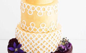 Bánh cưới màu vàng ánh kim họa tiết tròn độc đáo - Blog Marry