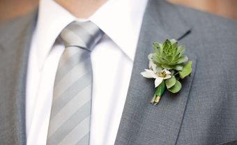 Hoa cài áo chú rể màu xanh kết từ hoa sen đá - Blog Marry