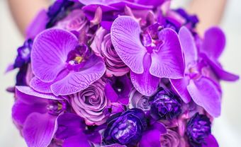 Hoa cưới cầm tay màu tím được kết từ hoa lan - Blog Marry