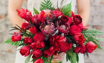 Hoa cưới cầm tay màu đỏ kết từ hoa tulip - Blog Marry
