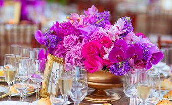 Hoa cưới trang trí màu hồng tím kết từ hoa hồng và hoa lan - Blog Marry