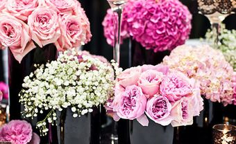 Hoa trang trí tiệc cưới đơn sắc kết từ hoa hồng, cẩm tú cầu - Blog Marry