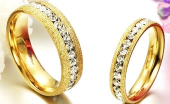 Nhẫn cưới vàng cát đính kim cương sang trọng - Blog Marry