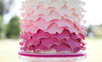 Bánh cưới ruffle kết hợp cupcake màu hồng và trắng - Blog Marry