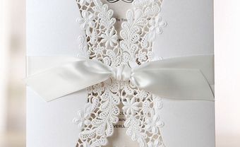 Thiệp cưới cắt laser hoa trắng thắt nơ - Blog Marry