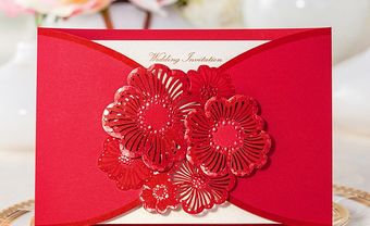 Thiệp cưới màu đỏ họa tiết hoa mai cắt laser - Blog Marry