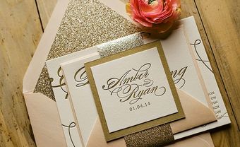 Thiệp cưới màu trắng kem giấy kim tuyến ánh vàng  - Blog Marry