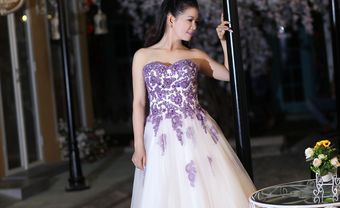 Váy cưới voan trắng cúp ngực đính hoa nổi màu tím - Blog Marry