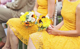 Váy phụ dâu ren dáng ngắn màu vàng rực rỡ - Blog Marry