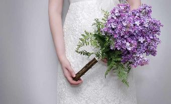 Hoa cưới cầm tay cô dâu màu tím mộc mạc - Blog Marry