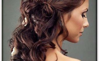 Tóc cô dâu xoăn dài điểm hoa trắng nhỏ - Blog Marry