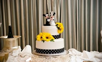 Bánh cưới đẹp 2 tầng màu trắng trang trí hoa hướng dương - Blog Marry