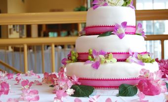 Bánh cưới đẹp 3 tầng màu trắng kết hợp hoa lan tươi - Blog Marry