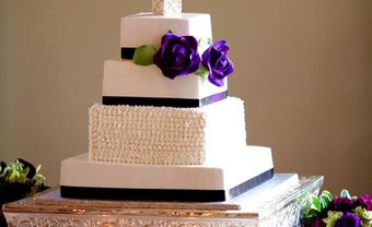 Bánh cưới đẹp 4 tầng màu trắng trang trí hoa hồng tím - Blog Marry