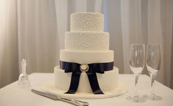 Bánh cưới đẹp 4 tầng màu trắng trang trí ruy băng đơn giản - Blog Marry