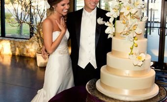 Bánh cưới đẹp 5 tầng màu trắng ngà trang trí hoa lan - Blog Marry