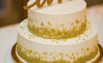 Bánh cưới đẹp màu trắng 2 tầng trang trí phụ kiện vàng đồng - Blog Marry
