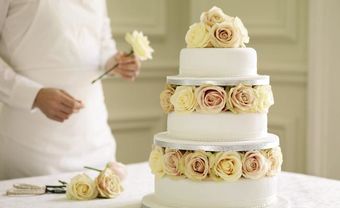 Bánh cưới đẹp 3 tầng trang trí hoa hồng trắng - Blog Marry