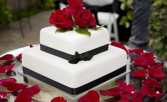Bánh cưới trắng 2 tầng trang trí hoa hồng đỏ - Blog Marry