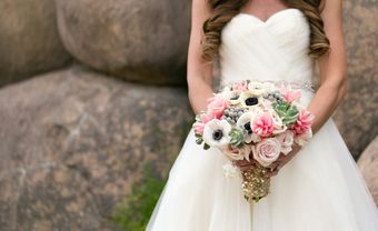 Hoa cầm tay cô dâu kết từ hoa hồng và hoa anh túc - Blog Marry