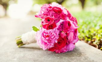 Hoa cầm tay cô dâu màu hồng kết từ hoa hồng và mẫu đơn - Blog Marry