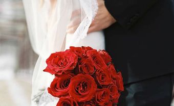 Hoa cưới cầm tay cô dâu được kết từ hoa hồng đỏ - Blog Marry