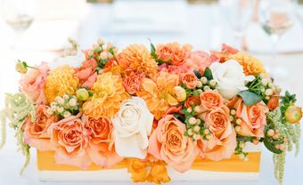 Hoa trang trí bàn tiệc màu cam kết từ hoa hồng và thược dược - Blog Marry