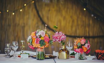 Hoa trang trí bàn tiệc màu cam kết từ hoa hồng và cúc bách nhật - Blog Marry